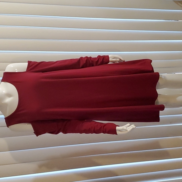 Reitmans Dresses & Skirts - Burgundy crop shoulders top